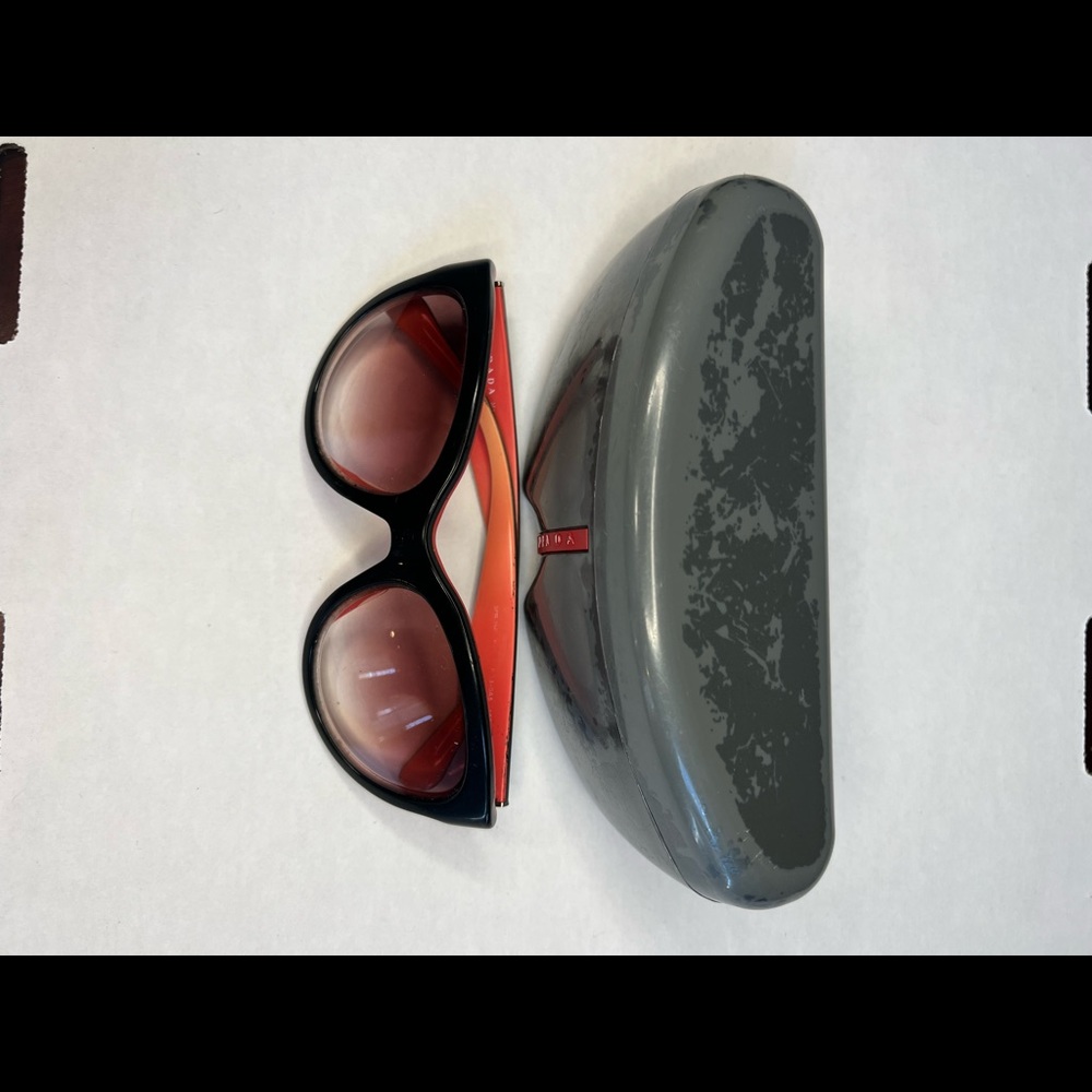 PRADA Authentic Gorgeous Cateye  Sunglasses w/Case